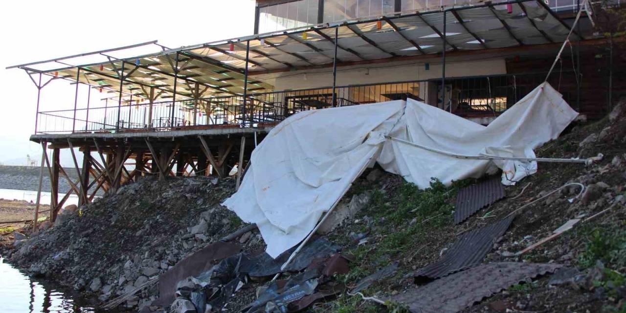 Amasya’da Şiddetli Fırtına Restoranın Çatısını Ve Kamelyaları Uçurdu