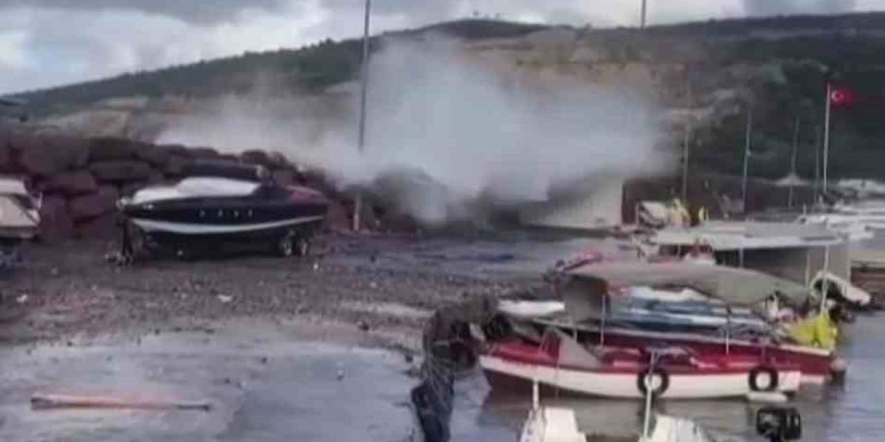İzmir’de Dalgalar Yükseldi 4 Kişi Denize Düştü