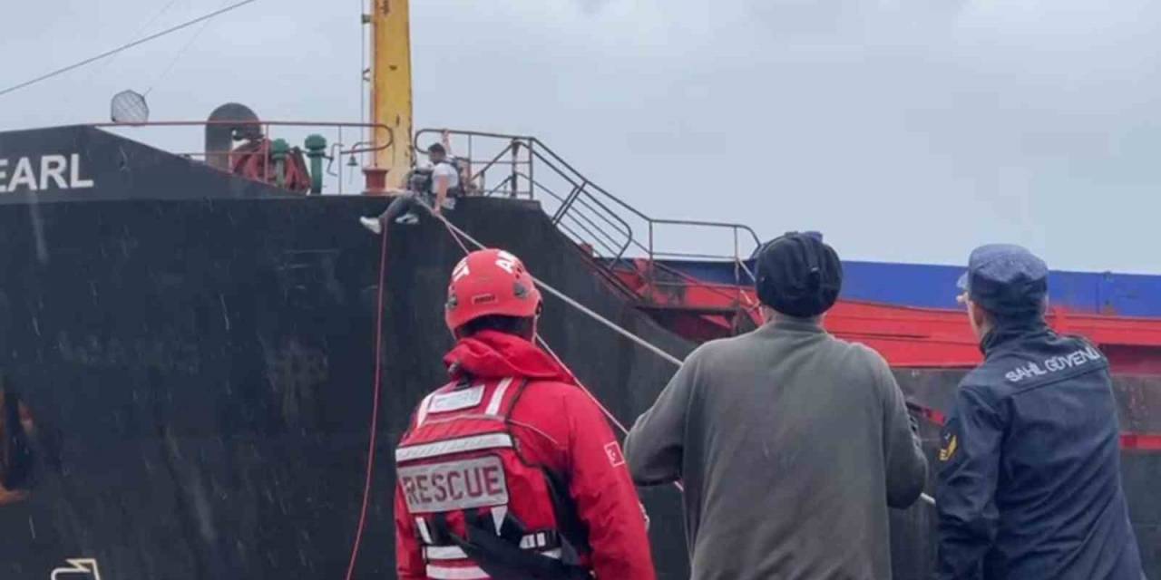 Hopa’da Fırtına Nedeniyle Karaya Oturan Kuru Yük Gemisindeki Personelin Tahliyesine Başlandı