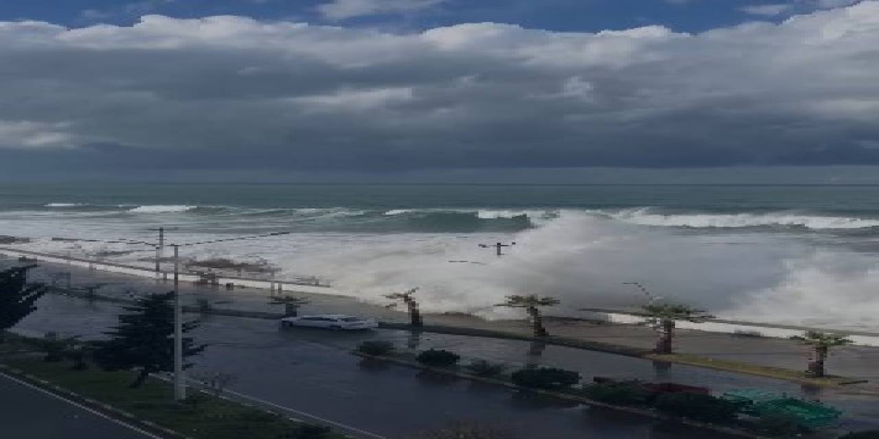 Giresun’un Tirebolu İlçesinde Fırtına Sonrası Deniz Taştı, İlçe Merkezini Su Bastı