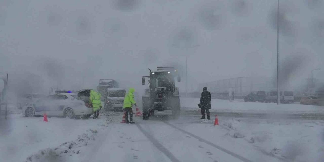 Erzurum’da Ulaşıma Kar Engeli