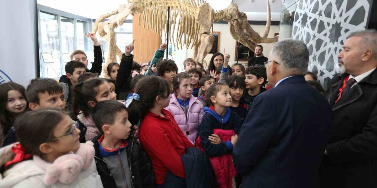 Büyükşehir’in 7,5 Milyon Yıllık Fosil Sergisi Miniklerin İlgi Odağı Oldu