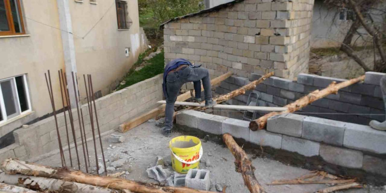 Kış Aylarının Çetin Geçtiği Bitlis’te Çatı Onarımları Devam Ediyor