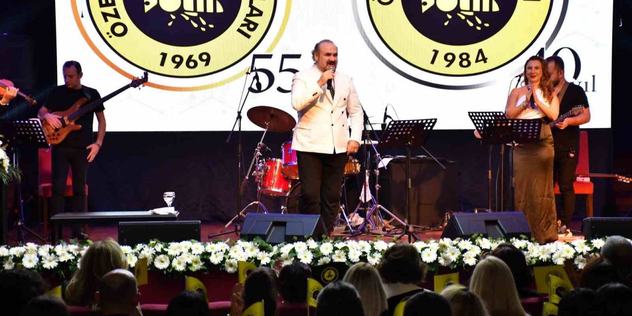 Özel Arı Okulları, Öğretmenler Günü’nü Hakan Aysev’le Sahnesiyle Kutladı