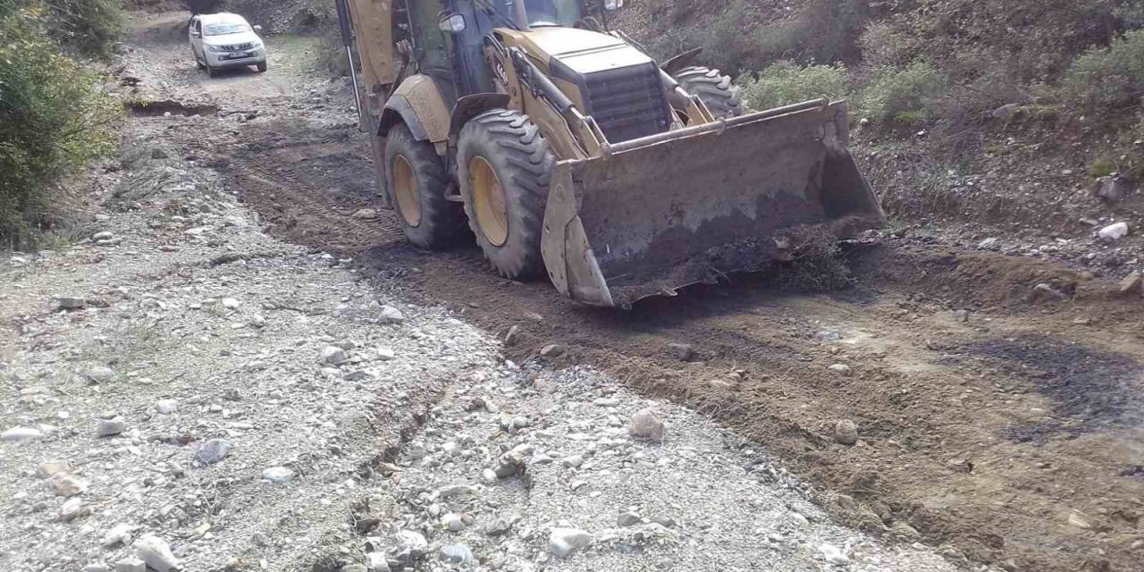 Efeler’de Bozulan Yollara Anında Müdahale