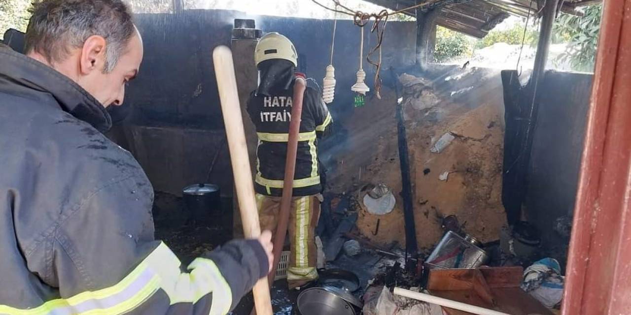 Hatay’da Ahırda Samanlık Yanarak Kül Oldu