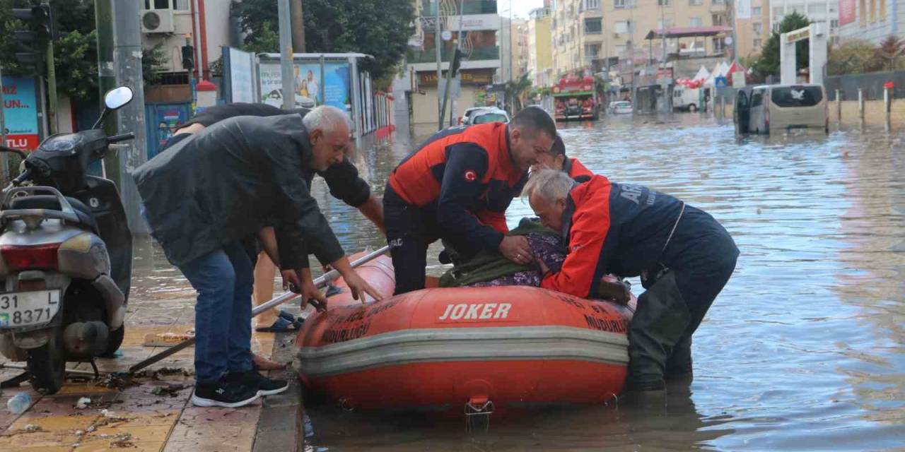 Suyun Bir Buçuk Metreyi Bulduğu İskenderun Kent Merkezinde, Afad Vatandaşları Botla Kurtarıyor