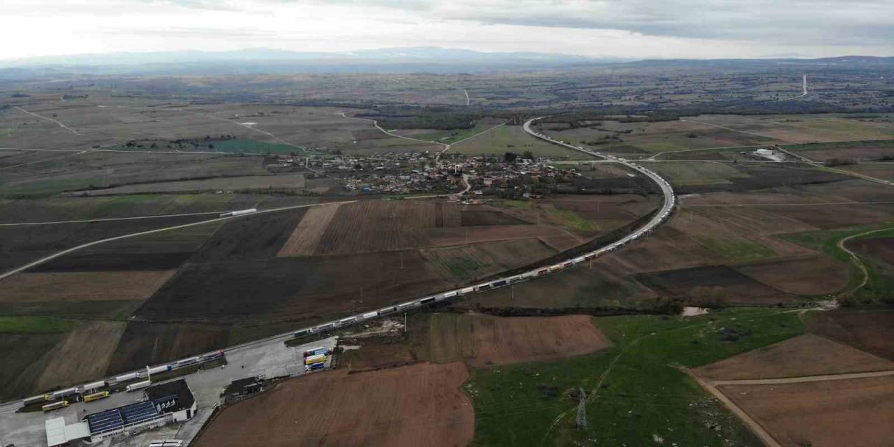 Bulgaristan’da Yollar Kardan Kapandı: Hamzabeyli’de 20 Kilometre Tır Kuyruğu Oluştu