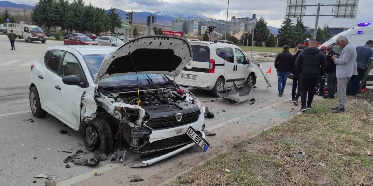 Amasya’da Kavşakta İki Otomobil Çarpıştı: 3 Yaralı