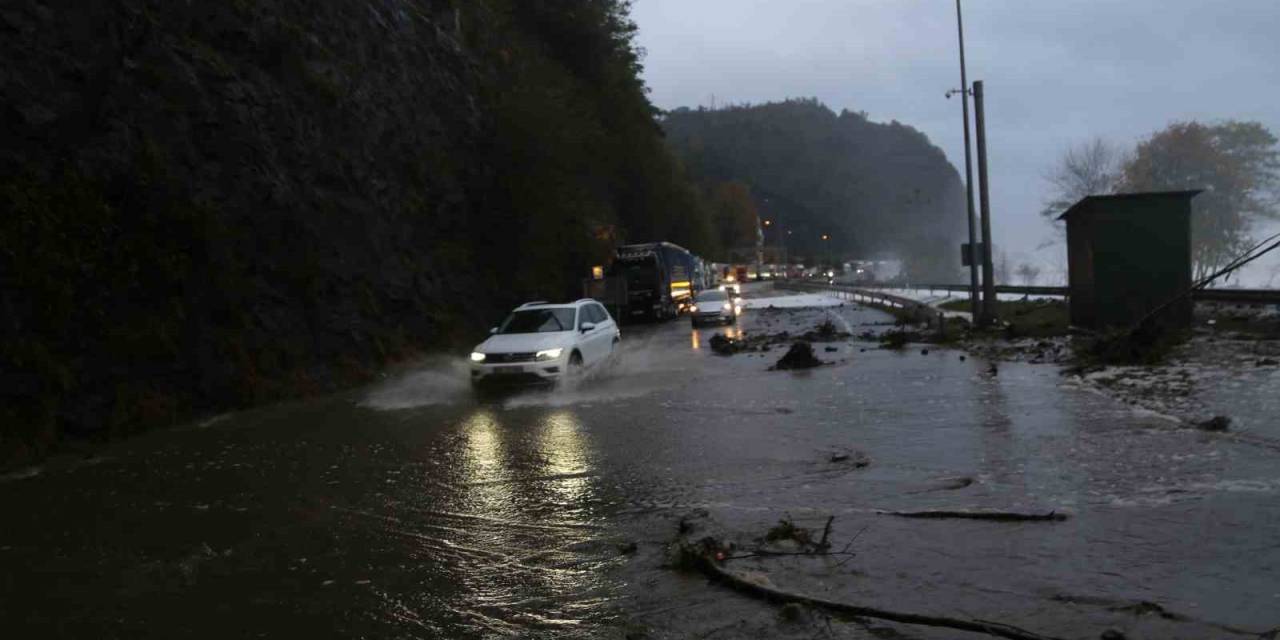 Hopa-kemalpaşa Arasındaki Karadeniz Sahil Yolu Dalgaların Hışmına Uğradı