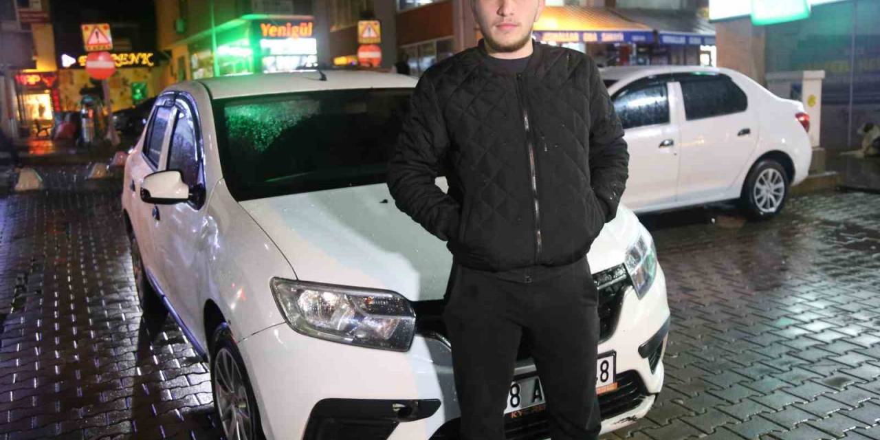 Otomobil İçerisinde Dalgaların Hedefi Olan Artvinli Genç Yaşadığı Korku Dolu O Anları Anlattı