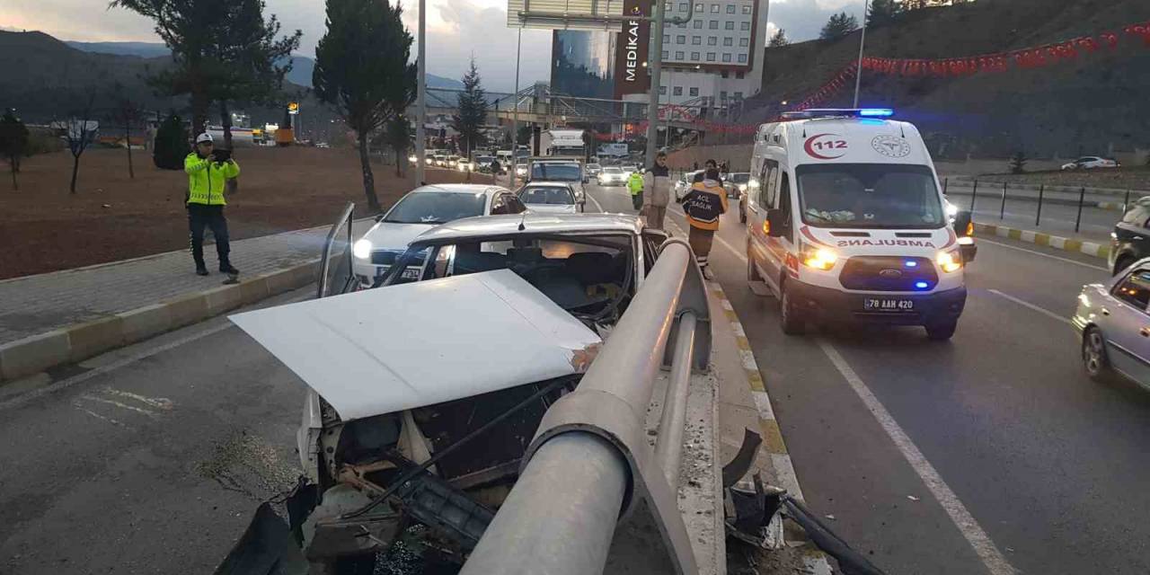 Refüjdeki Duvara Çarpan Otomobilin Sürücüsü Ölümden Döndü