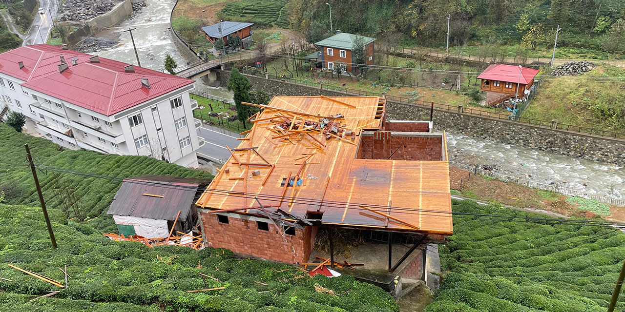 Rize'de etkili olan şiddetli rüzgarda 74 evin çatısında hasar oluştu