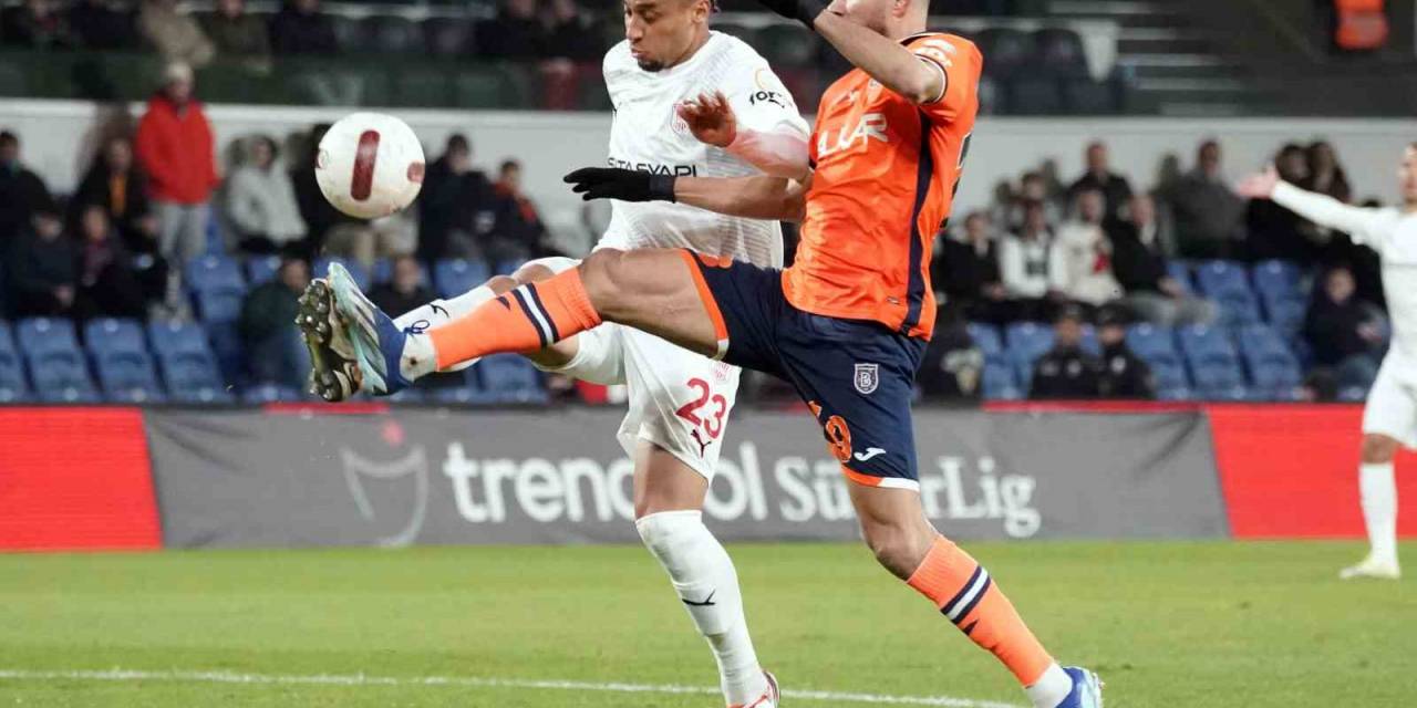 Trendyol Süper Lig: Rams Başakşehir: 1 - Pendikspor: 1 (İlk Yarı)