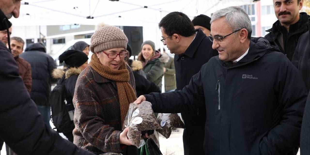 Kütahya’da Sokak Hayvanları İçin Mama Dağıtıldı