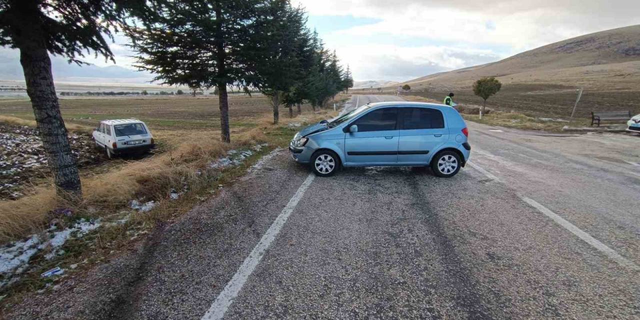Çarpışan Otomobillerin Sürücüleri Yaralandı