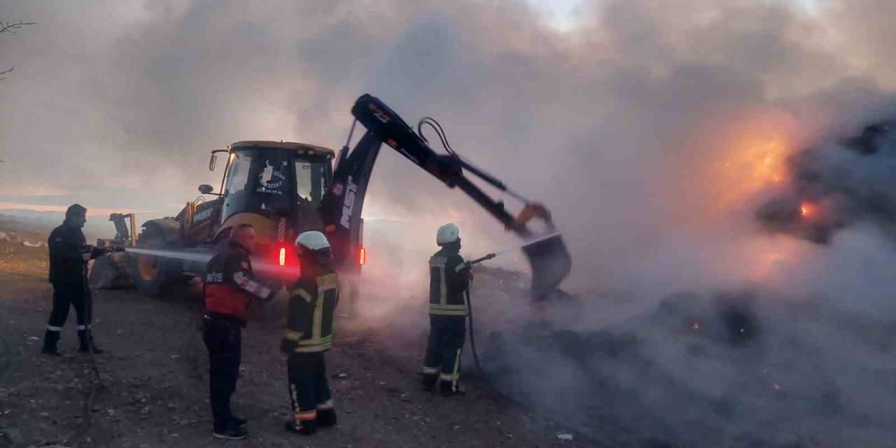 Yangında Saman Balyaları Kül Oldu, Kamyonet Demir Yığınına Döndü