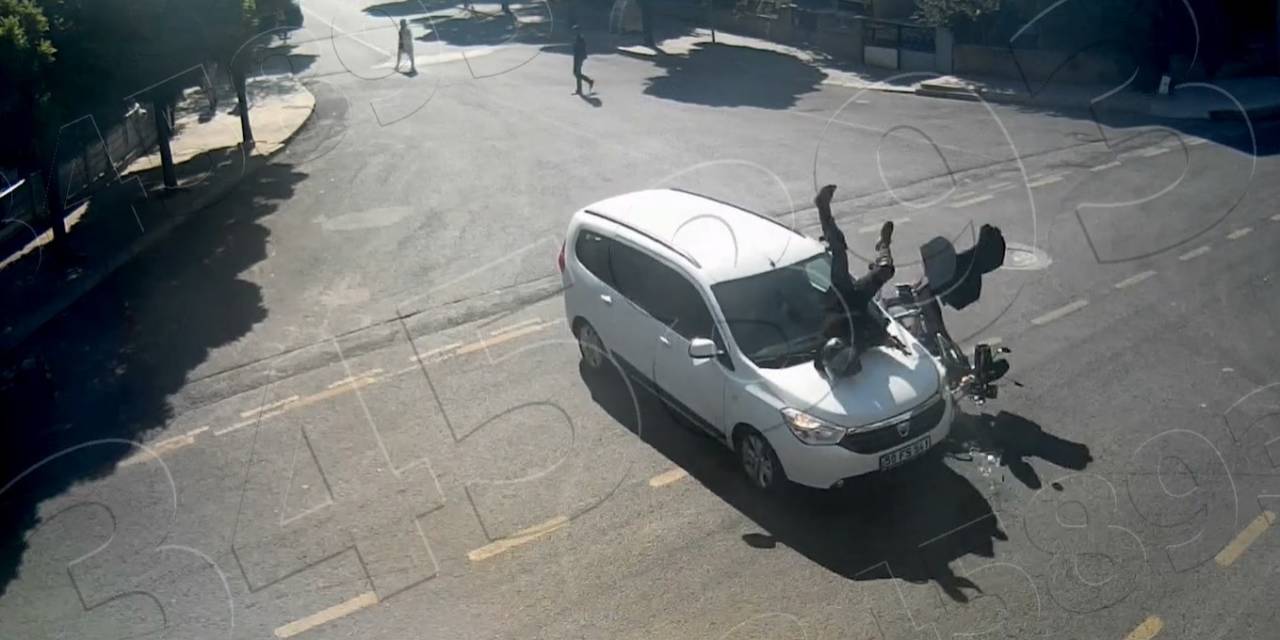 Motosikletli, Çarpıştığı Aracın Üzerinden Diğer Tarafa Savruldu