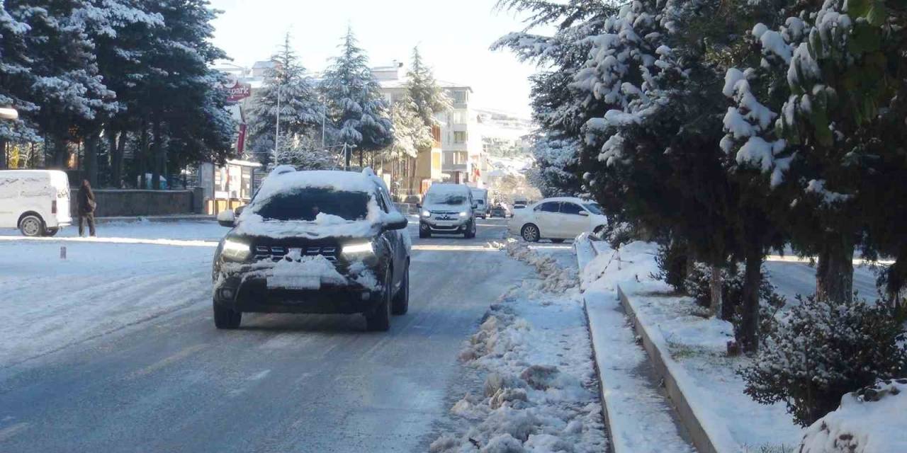 Kar Yağışı Ahlat’ı Beyaza Bürüdü