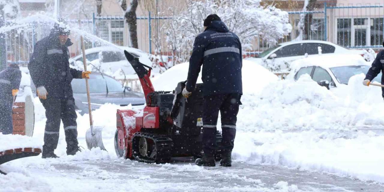 Erzurum’da Karla Mücadele Hız Kesmiyor