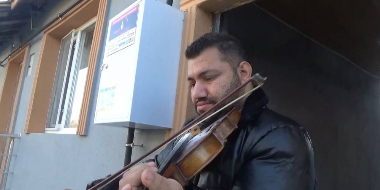 Doğal Gaz Açılışını Keman Çalarak Kutladı