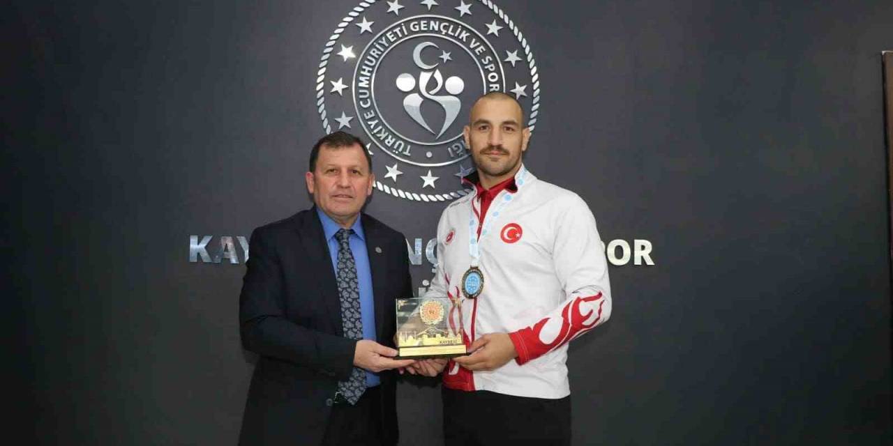 Dünya Şampiyonu Çiçeklerle Karşılandı