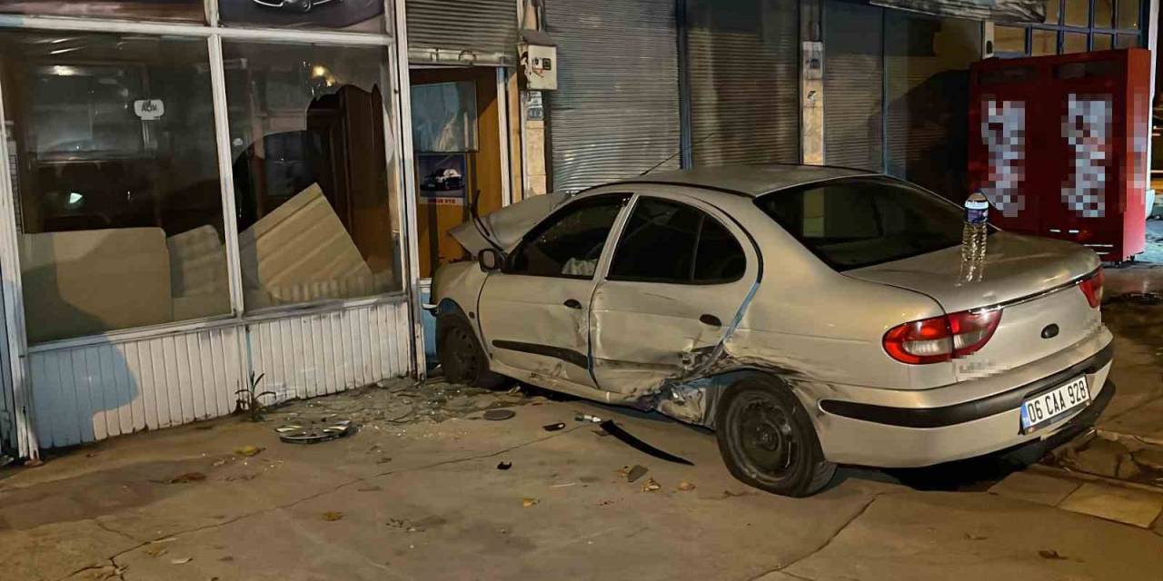 Ciple Çarpışan Otomobil İş Yerine Çarparak Durabildi: 3 Yaralı