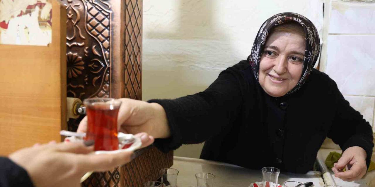 Eşi Öldü, Kadın Haliyle Çay Ocağının Başına Geçti