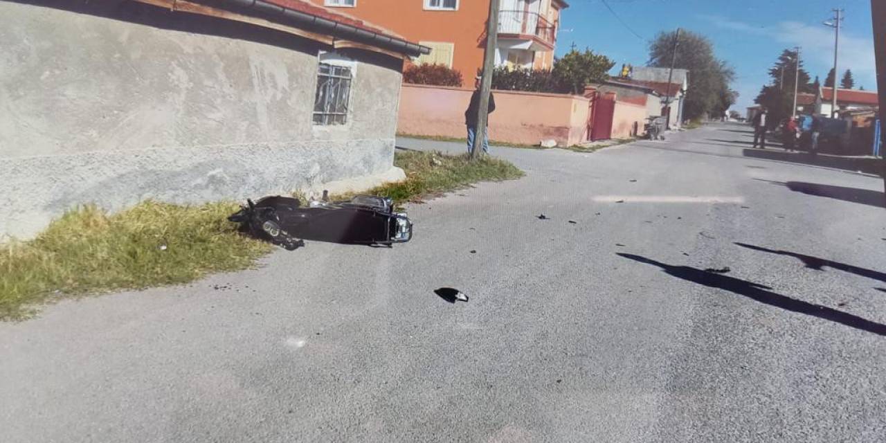 Otomobilin Çarptığı Motosikletin Sürücüsü Metrelerce Savruldu