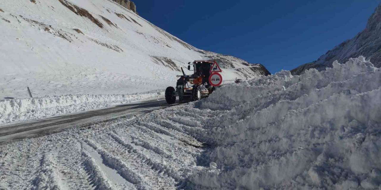 Van-bahçesaray Yolu Ulaşıma Açıldı