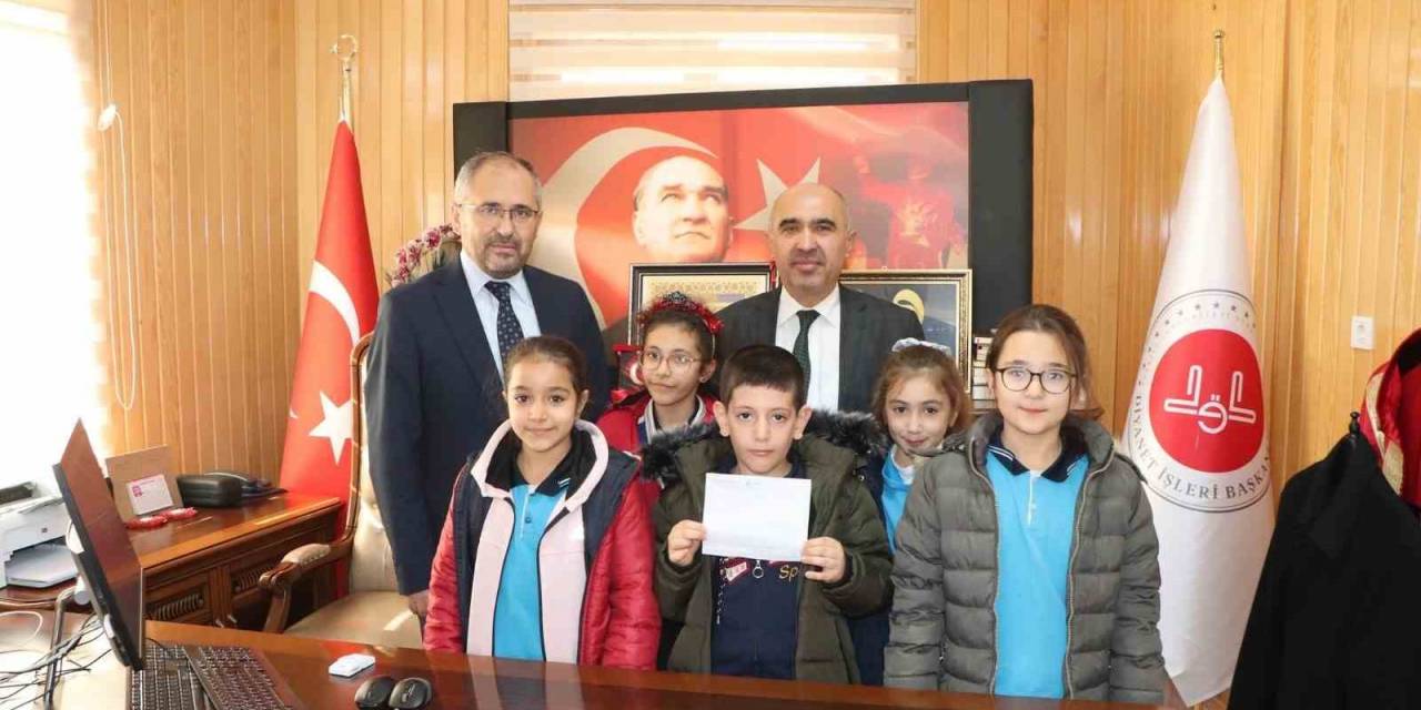 Minik Öğrenciler Harçlıklarını Filistin’e Bağışladı