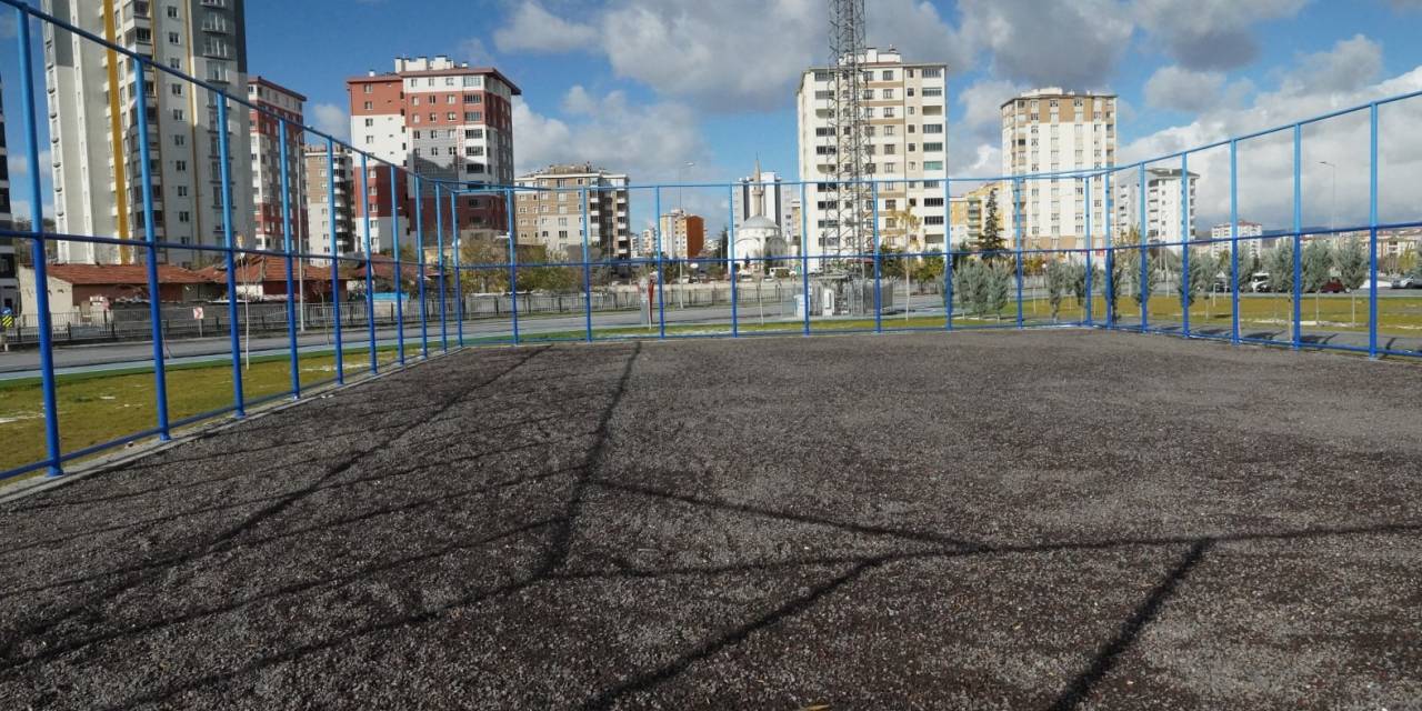 Genç Dostu Belediyeden İlçeye 18 Adet Futbol Sahası