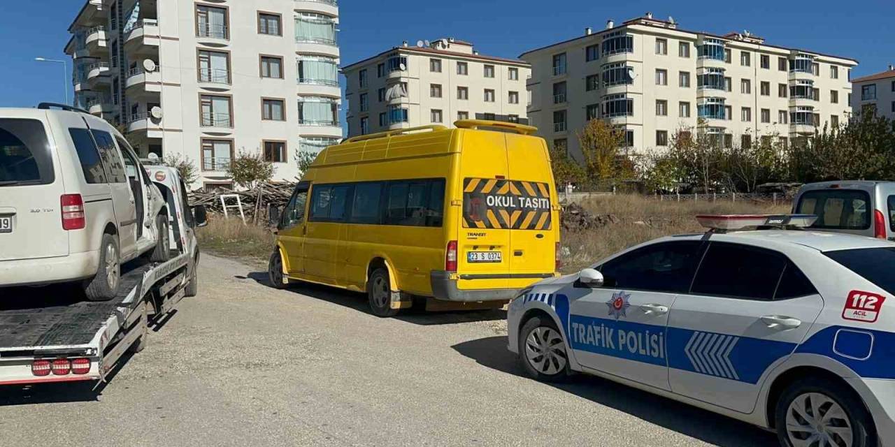 Öğrenci Servisi Hafif Ticari Araç İle Çarpıştı: 2 Yaralı