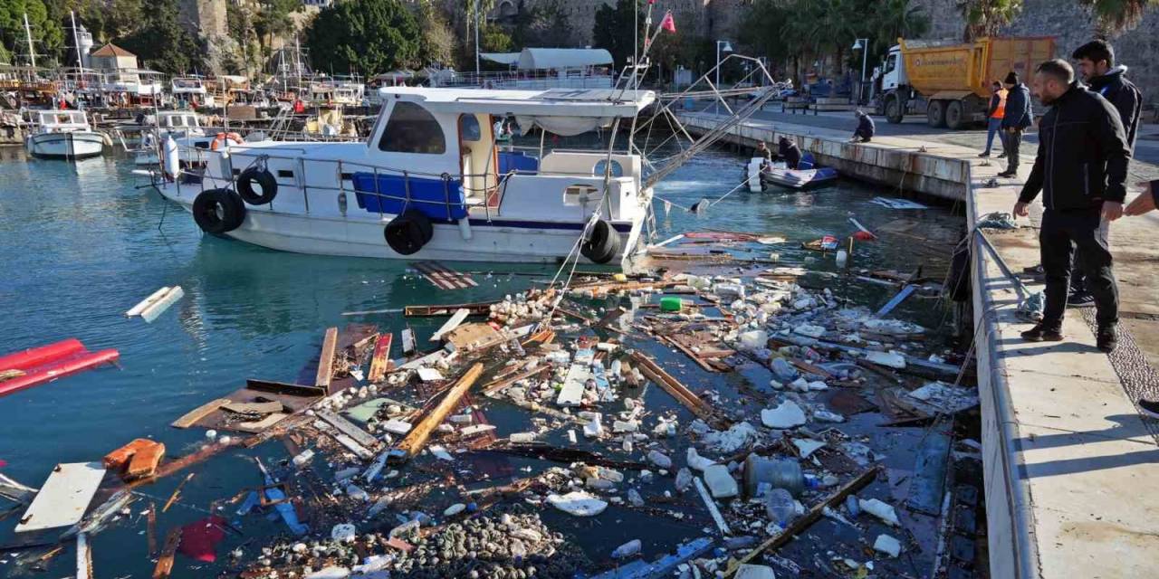 Antalya’da Denizin Üzerindeki Tekne Ve Ağ Parçaları Fırtınanın Boyutunu Gözler Önüne Serdi