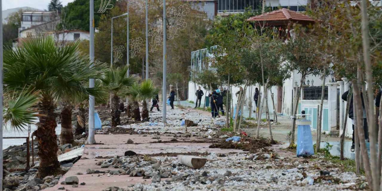 Fırtınanın Hasar Verdiği Sahil Temizlendi