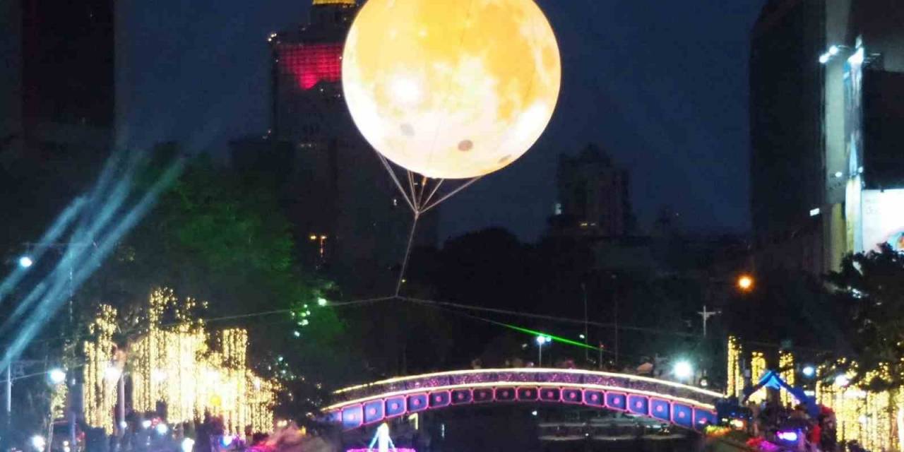 Tayland’da "Yüzen Fener Festivali" Renkli Görüntüler Oluşturdu