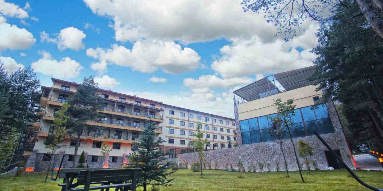 Bolu Dağı’nın Eteklerindeki Otel Misafirlerine Eşsiz Doğasıyla Hizmet Sunuyor