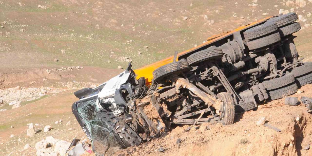 Cizre’de Freni Boşan Kömür Yüklü Kamyon Şarampole Devrildi: 1 Yaralı