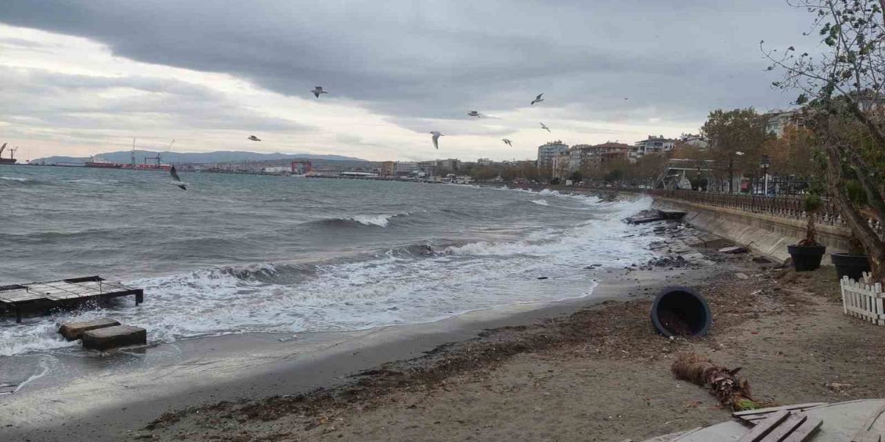 Şiddetli Lodos: Deniz Çalkalanıyor, Tekneler Dans Ediyor