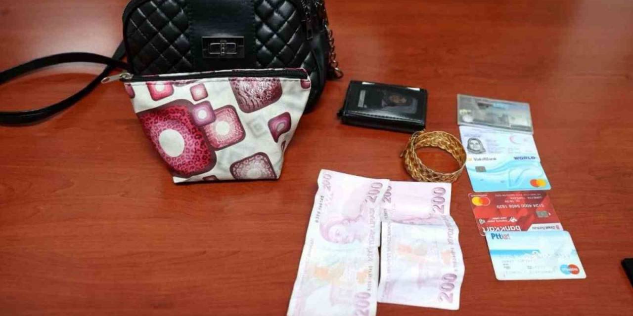 Jandarma Bulduğu Çantanın İzini Sürdü, Sahibini Bulup Çantayı Teslim Etti