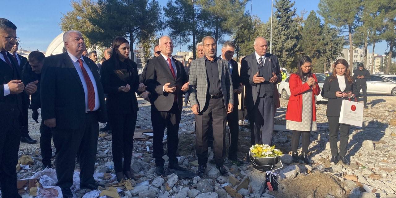 Kktc Meclis Başkanı Töre, Otel Enkazına Karanfiller Bırakıp Dua Etti