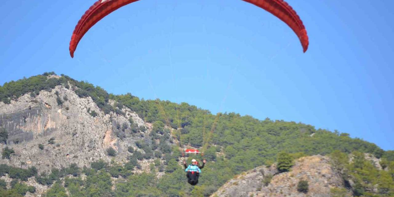 Fethiye’de Sağlık Personelleri Yamaç Paraşütü Yaptı, Türk Bayrağı Açtı
