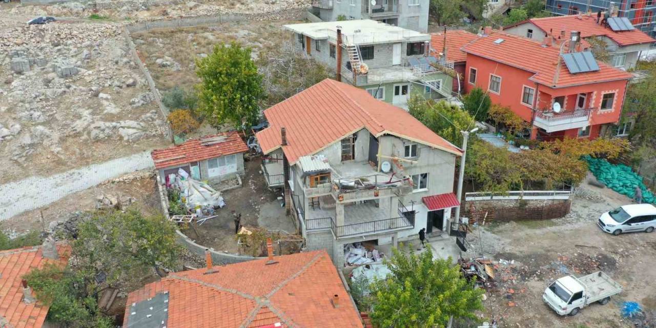 Yangında Evi Hasar Gören Ailenin Evi Onarıldı
