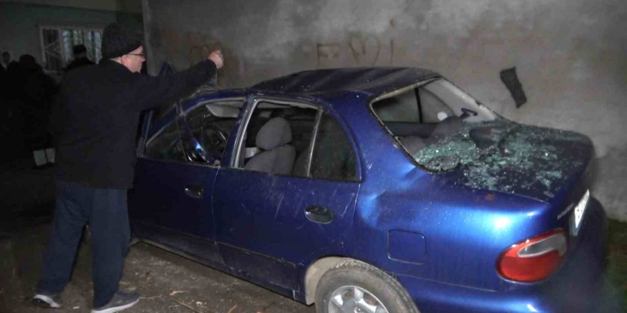 Çatı Parçaları 2 Sokakta Araçların Üzerine Devrildi, 5 Araç Zarar Gördü