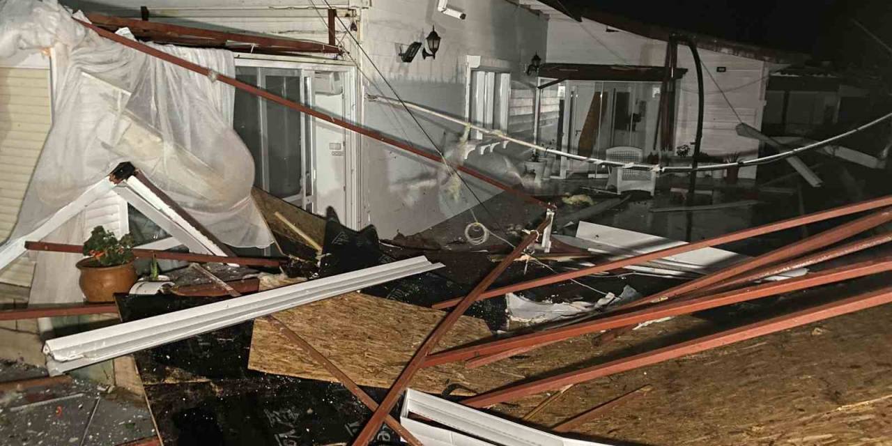 Ayvacık’ta Fırtına Yazlık Evlerle İşletmelerin Çatılarını Uçurdu, Ağaçlar Ve Elektrik Direkleri Devrildi