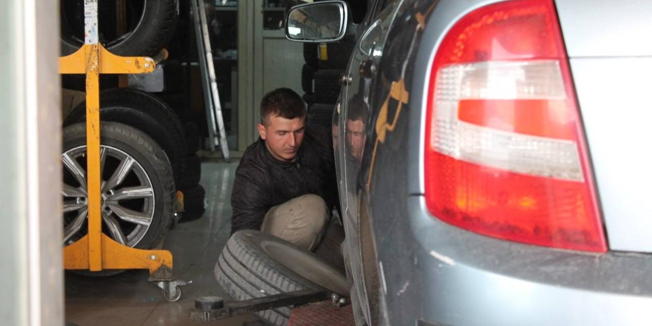 Bayburt’ta Oto Lastikçilerde Kış Lastiği Değişim Yoğunluğu Yaşanıyor