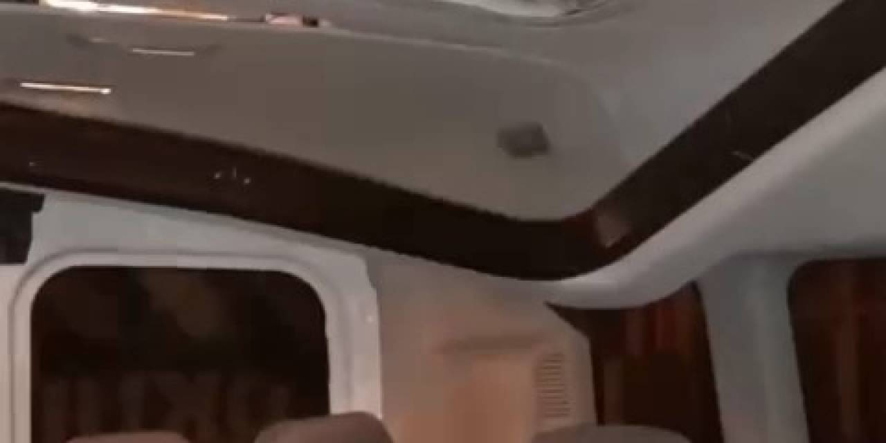Fırtınada Servis Minibüsünün İçine Evin Bacası Düştü