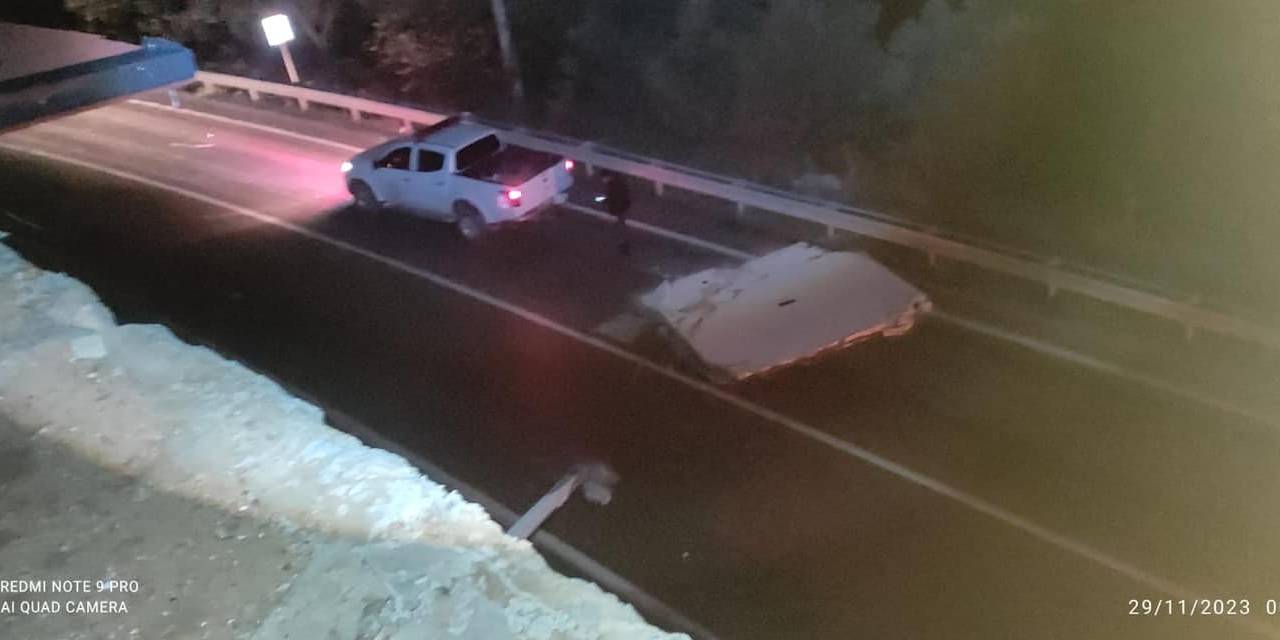 Yalova’da Fırtına Beton Bloğu Uçurdu