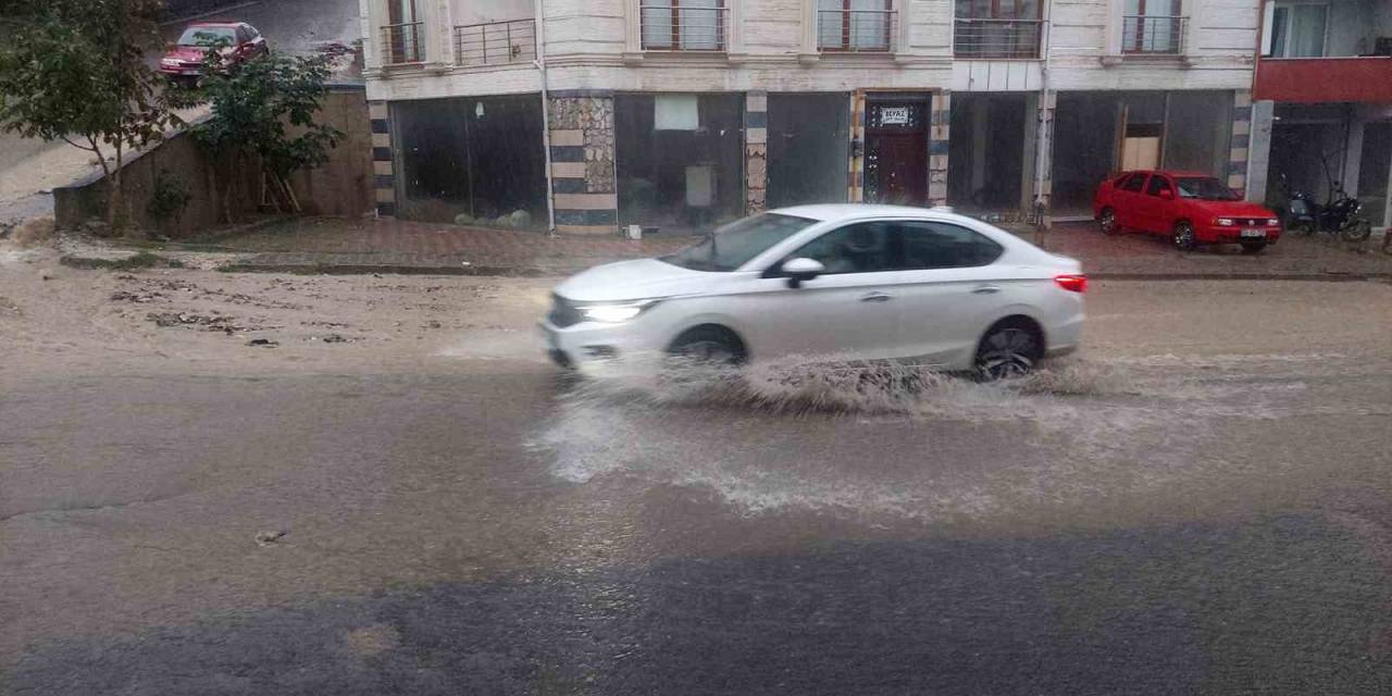 Tekirdağ’da Şiddetli Yağış: Sokaklar Dere Gibi Aktı