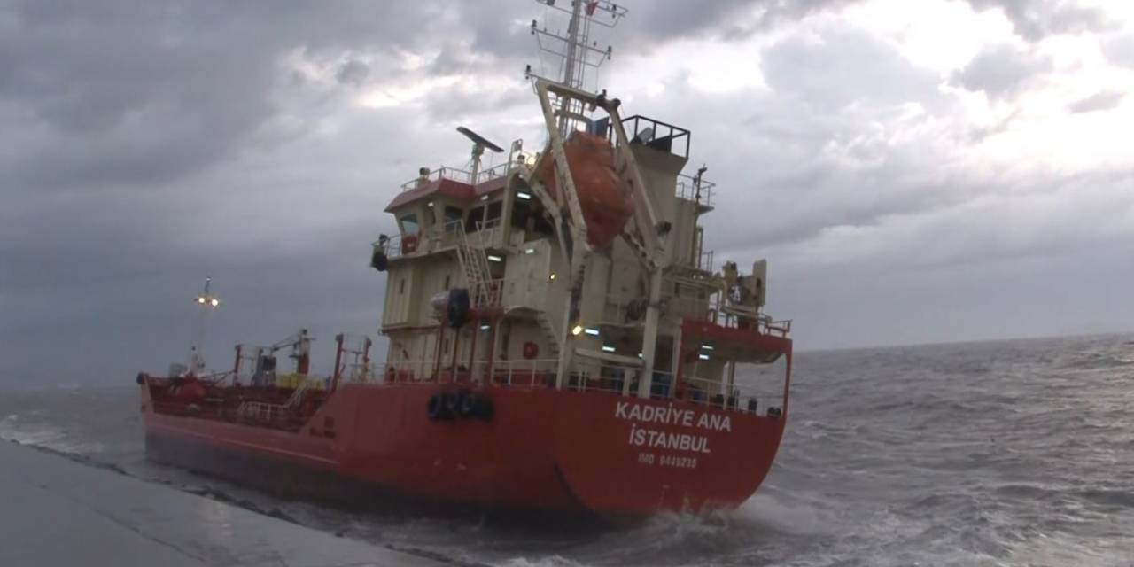 Zeytinburnu’nda Lodos Nedeniyle Karaya Oturan Gemi Görüntülendi